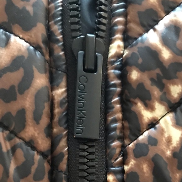 Calvin Klein cropped quilted vest in leopard print - Picture 10 of 12